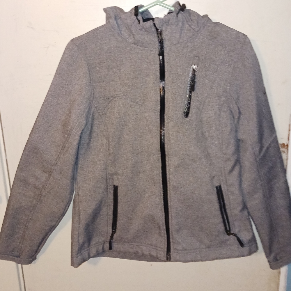 A sleek winter jacket, 5 pockets total, all functional zippers